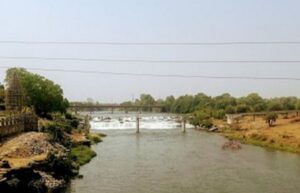 अनैतिक प्रेम संबंधांतून महिलेचा खून करीत मृतदेह फेकला नदीत