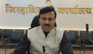 भाविकांना प्रत्येक मंदिरात प्रसादा ऐवजी आयुष्यमान भारत कार्ड वितरित करण्याचे निर्देश : डॉ. ओमप्रकाश शेटे