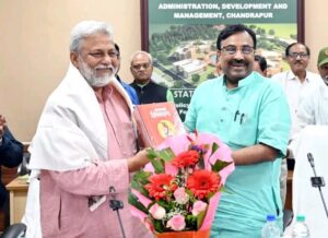 मंत्री सुधीर मुनगंटीवार यांच्या प्रयत्नामुळेच नदी पुनरुज्जीवन कामाला गती जलतज्ज्ञ डॉ. राजेंद्र सिंह वन अकादमी येथे ‘चला जाणूया नदीला’ उपक्रमाचा आढावा ईश्वरीय काम होत असल्याचा आनंद पालकमंत्री सुधीर मुनगंटीवार
