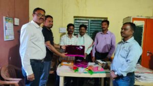 वनपरिक्षेत्र कार्यालय कमलापूर येथे सेवानिवृत्त निरोप समारंभ पार पडला सेवानिवृत्त अरुण राखडे व अडेपू सेवानिवृत्ती यांना शाल व भेट वस्तू देऊन सत्कार करण्यात आले