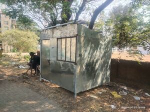 सुट्टीच्या दिवशी कर्जतमध्ये बेकायदेशीर कामांना उत शहरातील नवीन प्रशासकीय भवनासमोरील मुख्य रस्त्यावर कन्याशाळेसमोर अनधिकृत पक्की टपरी