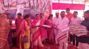 ज्ञानेश्वरी पारायण करणाऱ्या महिलांना माधवी ताई जोशी युवा प्रतिष्ठान तर्फे बॅग वाटप