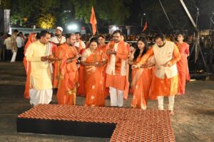 सियावर रामचंद्र की जय’ या दीपाक्षरांची विश्वविक्रमाला गवसणी ! ३३ हजार २५८ पणत्यांनी साकारला रामनामाचा मंत्र •प्रभूरामाच्या चरणी सेवा अर्पण करून आयुष्य सार्थकी : सुधीर मुनगंटीवार •‘गिनेस बुक ऑफ वर्ल्ड रेकॉर्ड’ कडून प्रमाणपत्र प्रदान