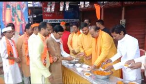 रामलल्ला प्राण-प्रतिष्ठा सोहळ्याने सामाजिक एकोपा वाढविला : डॉ. अशोक जीवतोडे विदर्भवादी ओबीसी नेते डॉ. अशोक जिवतोडे यांच्या नेतृत्वात विविध धार्मिक तथा सामाजिक कार्यक्रमांचे आयोजन संपन्न श्री राम जन्म भूमी मंदिर, अयोध्या येथील रामलल्ला प्राण-प्रतिष्ठा सोहळा चंद्रपुरात आनंदात साजरा पूजापाठ, बुंदी वाटप व फटाक्यांच्या जल्लोषात जय श्रीरामाचा एकच जयघोष