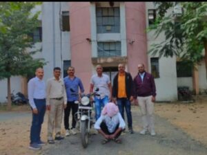 मोटरसायकल चोरट्यास स्थानिक गुन्हे शाखेने पकडून केली कारवाई चोरट्याकडून पथकाने चोरलेली मोटरसायकल केली जप्त