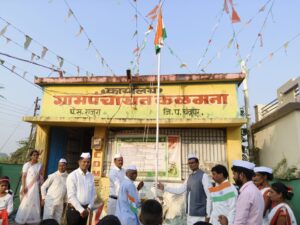 कळमना येथे समाजसेवकाच्या हस्ते ध्वजारोहण : सरपंच नंदकिशोर वाढई यांचा कौतुकास्पद उपक्रम.