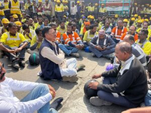 अल्ट्राटेक, अंबुजा, एसीसी-सीमेंट कंपनीच्या कामगारांचे ठिय्या आंदोलन. वेतनवाढी’साठी कामगारांचा ‘आक्रोश. कामगारांच्या न्याय्य मागण्या तातडीने सोडविण्याच्या आमदार सुभाष धोटेंच्या व्यवस्थापनाला सुचना.