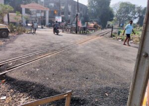 नेरळ पाडा येथे मिनी ट्रेन मार्गावरील फाटकात नव्याने डांबरीकरण झाले.