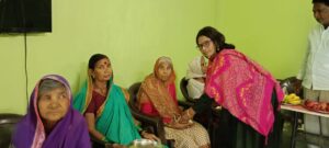 समाज सेविका माधुरीजींची वृद्धाश्रमाला भेट