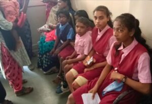 शालेय शैक्षणिक सहल घेऊन जाणारा ट्रॅक्टर पलटला   • अनेक विद्यार्थी जखमी   