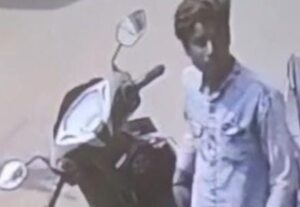 दुचाकीच्या डीक्कीतून अडीच लाखांची रोकड लंपास • सिसीटीव्ही कॅमेऱ्यात कैद झाला चोरटा
