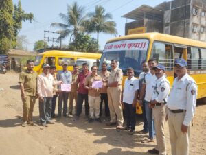 वाहतूक नियमांसंदर्भात चालक मालक यांना मोलाचे मार्गदर्शन करताना रायगड जिल्हा पोलीस व जिल्हा वाहतूक शाखा आयोजित रस्ता सुरक्षा अभियान २०२४....