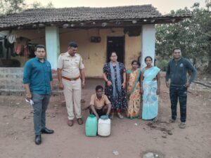 मेढे येथे दारू विक्रेत्यावर पोलिसांची धाड;दोघांवर कारवाई कायमच्या दारु बंदीसाठी ग्रामस्थांची मागणी 