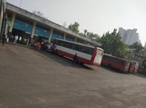 एका बसमध्ये 'टिफिन बॉम्ब' अग्निशमन यंत्र असल्याचा खुलासा झाला.