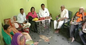 स्व. मीराई वृद्धाश्रमाच्या संस्थापिका अध्यक्ष समाज सेविका माधुरी ताई झित्राजी टेकाम यांची भेदोडा वृद्धाश्रमाला भेट देऊन फळ वाटप