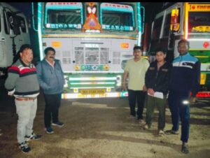 मोहाडीतील महसूल अधिकाऱ्यांनी रात्रीला घातली धाड अवैध रेती आणि दोन ट्रक सह १.२० कोटींचा माल केला जप्त वाहन चालकाने आपल्या लेखी बयानात विना रॉयल्टी रेती भरण्याची दिली कबुली