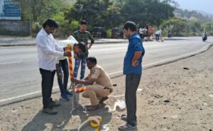 नेरळ येथे फेक्सीबल रिफ्लेक्टिव पोलचा पाहिला प्रयोग; सुयोग पाटील वाहतूक निरिक्षक