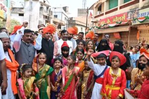 रयतेचे राज्य निर्माण करण्याचा संकल्प करूया ! सांस्कृतिक कार्यमंत्री सुधीर मुनगंटीवार यांच्या उपस्थितीत शिवजयंती साजरी ‘जय भवानी, जय शिवाजी’ च्या घोषणांनी दुमदुमला आसमंत माँ जिजाऊ आणि छत्रपतींची वेशभुषा असलेली बालके ठरली विशेष आकर्षण