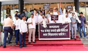 अर्थसंकल्पीय अधिवेशनात सरकारविरोधात विधान भवनाच्या पायऱ्यांवर आंदोलन
