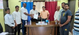घुग्घूस शहरातील मूलभूत समस्यां सोडविण्यासाठी काँग्रेसचे नगरपरिषदेच्या मुख्याधिकारी व तहसीलदारांना निवेदन