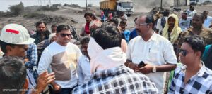 वेकोलीच्या कारगिल चौकात संतप्त नागरिकांचा तीन तास ठिय्या आंदोलन मारहाणीत गंभीर घायाळ झालेल्या चालकाला उपचाराचा खर्च देण्याची मागणी ट्रान्सपोर्टर द्वारे मागणी मंजूर करताच आंदोलनाची सांगता