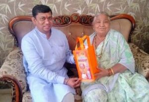 वंचितचे उमेदवार राजेश बेले यांनी घेतली आम. जोरगेवार यांच्या मातोश्री अम्मा यांची भेट 🟡अम्मा का टिफीनबद्दल जाणून घेत त्यांचा आशीर्वादही घेतला