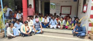 सुधीर मुनगंटीवार यांच्यावर गुन्हे दाखल करा संतप्त काँग्रेसीचा पोलीस स्टेशन मध्येच ठिय्या आंदोलन