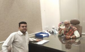 महाराष्ट्र राज्य अन्न व नागरी पुरवठा मंत्री छगन भुजबळ साहेब व ॲड. नागेश अनंता जगताप साहेब यांच्या सोबत चर्चा करताना
