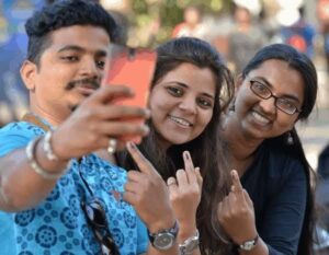 मतदान केल्यानंतरचा ‘सेल्फी’ अपलोड करुन जिंका मोटारसायकल, रेसिंग सायकल व मोबाईल *जिल्हाधिकारी कार्यालयाच्या वतीने आकर्षक स्पर्धा