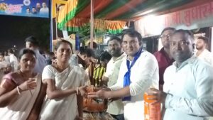 नामदार सुधीरभाऊ मुनगंटीवार सेवा केंद्रातर्फे शीतपेयाचे वितरण