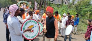 शेतकरी पुत्राने काढली बैलगाडीतून लग्नाची वरात