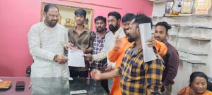 रमाई नगर च्या विकासा साठी किशोर भाऊ जोरगेवार यांनी दिले आस्वासन रमाई नगर चे शिष्ट मंडळ व आनंद बावणे मनसे जिल्हा अध्यक्ष शेतकरी संघटना यांच्या मध्यस्थीने दिले निवेदन