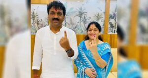 परसोडी येथील पंडीत नेहरु उच्च प्राथमिक शाळेत राजू पारवे सहपत्निक मतदान केले.