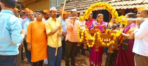 म्हसळा श्री धाविर देव महाराज भव्य शोभायात्रा मिरवणूक मिरवडणुकीत म्हसळेकर पारंपारिक वेषभुषेत सहभागी. पालखी खांद्यावर घेऊन महिलांनी देखील धरला ठेका.