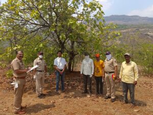 महाड तालुक्यामध्ये एका अनोळखी इसमाची गळफास घेऊन आत्महत्या वाकी खुर्द गावच्या हद्दीत रानवडी फाट्याच्या आत जंगलामध्ये झाडाला टांगलेल्या अवस्थेत मृतदेह सापडला