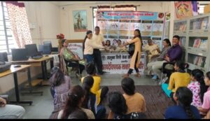 ‌म.अंनिसने केली वैज्ञानिक प्रात्यक्षिकाद्वारे मुलींच्या मनातील भूतबाधेची भीती दूर !