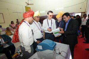 निवडणूक प्रक्रीयेच्या पाहणीसाठी विदेशी प्रतिनिधी मंडळाचे अलिबाग येथे झाले आगमन मतदान साहित्य वाटप-वाहतूक प्रक्रिया पाहणी आणि स्ट्रॉंग रूमला भेट भारतीय पारंपरिक पद्धतीने औक्षण, फेटा आणि हार घालून स्वागत