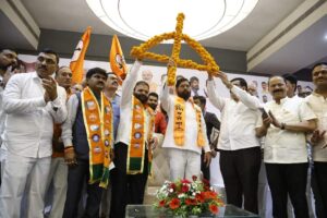 उद्धव ठाकरे यांना पक्षातील निष्ठावंत नेते व कार्यकर्ते यांची किंमत नाही : मुख्यमंत्री एकनाथ शिंदे सध्या पक्षात मालक व नोकर अशी परिस्थिती म्हणून कार्यकर्ते पक्षाला सोडून जात आहेत