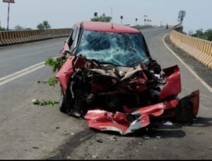देव्हाडी उड्डाणपुलावर भरधाव ट्रकची कारला समोरासमोर जोरदार धडक ! कारच्या दर्शनी भागाचा चेंदामेंदा , कारचालक गंभीर जखमी !