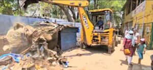 प्राथमिक आरोग्य केंद्र नेरळ समोरील टपऱ्या जेसीपी द्वारे जमीनधोस्त; सरपंच महेश विरले यांनी केली धडक कारवाही