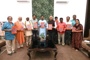 महाराष्ट्र राज्य सांस्कृतिक धोरण पुनव्रिलोकन समितीचे अध्यक्ष डॉक्टर विनयजी सहस्रबुधे यांनी घेतली भेट सुधीर मुंनगथीवार यांची