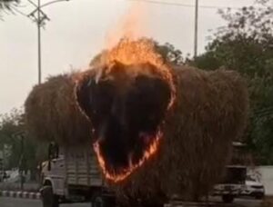 अन्.... चंद्रपूरकरांनी अनुभवला रस्त्यावर पेटत्या वाहनाचा थरार 🚛🛻 • तणसीने भरलेल्या धावत्या मालवाहू वाहनाला आग • वाहतूक पोलिसाच्या सतर्कतेने मोठा अनर्थ टळल
