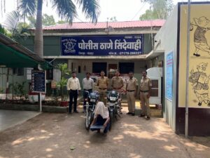 कुख्यात मोटर सायकल चोर सिंदेवाही पोलिसांच्या ताब्यात