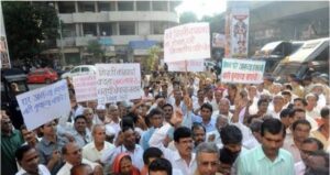 गिरणी संघटनातील फुटीने कामगारांना अद्याप घरे नाहीत राजकारण संतप्त काहींना हवे मोफत, तर काहींना सवलत....