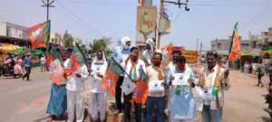 कोरपना भाजपा ने केला आमदार जितेंद्र आव्हाड यांच्या निषेधार्थ प्रतिकात्मक पुतळ्याचे दहन. - पदाधिकारी कार्यकर्त्यांनी दिल्या आव्हाड विरोधात घोषणा.