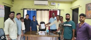 घुग्घूस नगरपरिषद बेवारस काँग्रेसचे मुख्याधिकाऱ्याच्या रिकाम्या खुर्चीला निवेदन देऊन निषेध