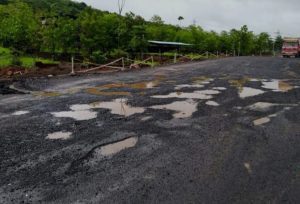चाकरमान्यांचा प्रवास यंदाही खड्डयातून पावसाळ्यापूर्वी केलेल्या रस्त्याची चाळण