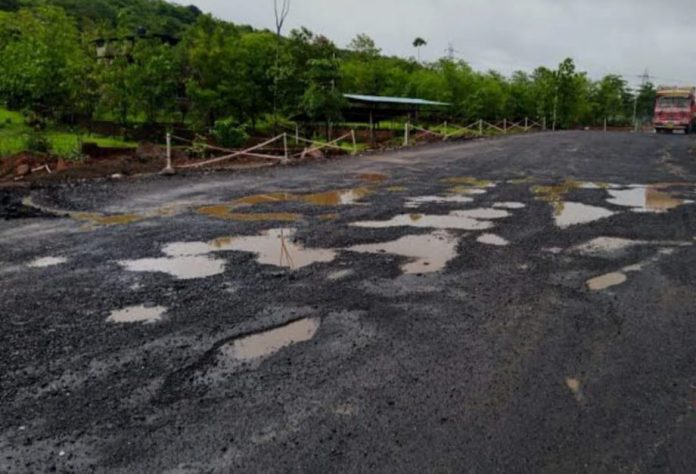 चाकरमान्यांचा प्रवास यंदाही खड्डयातून पावसाळ्यापूर्वी केलेल्या रस्त्याची चाळण