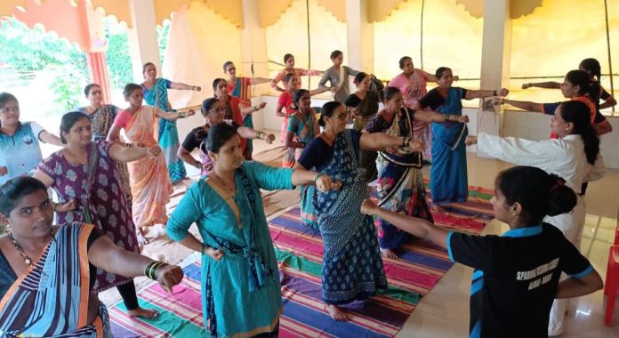 गेल इंडिया लिमिटेड, उसरच्या वतीने नाईक कुणे गावातील महिलां घेत आहेत स्वसंरक्षण प्रशिक्षण...