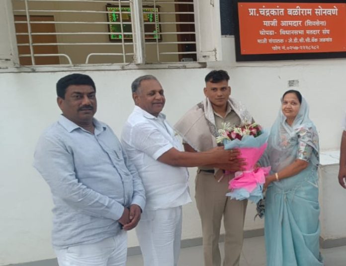 आमदार लताताई सोनवणे यांनी केला आपल्या निवासस्थानी कर्तव्यावर असलेल्या साहित्यिक पोलीस विनोद अहिरे यांचा सत्कार